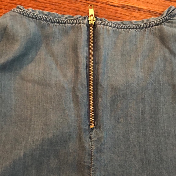 🪸HP🪸 Crown and Ivy Chambray top - Picture 4 of 4